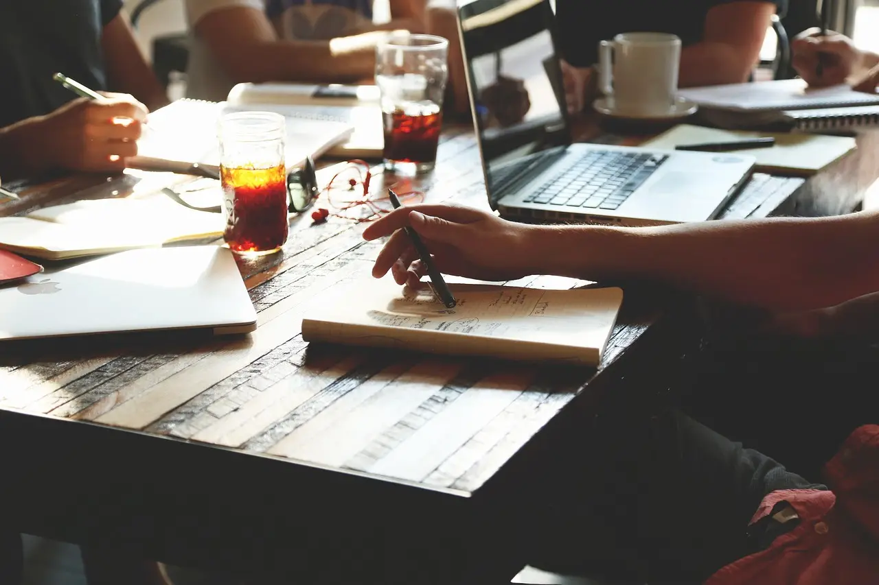A working session around a laptop